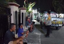Sambangi Warga Desa Ciawigebang, Bhabinkamtibmas Polsek Ciawigebang Sampaikan Imbauan Kamtibmas Saat Patroli Malam Hari