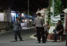 Patroli Malam Hari, Bhabinkamtibmas Polsek Ciawigebang Sambangi Perangkat Desa dan Linmas yang Melaksanakan Ronda Malam di Desa Pangkalan