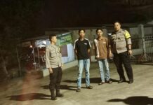 Patroli KRYD Malam Hari, Bhabinkamtibmas Polsek Ciawigebang Sambangi Warga Desa Ciputat dan Sampaikan Imbauan Kamtibmas