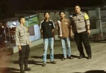 Sambang Warga Desa Ciputat, Bhabinkamtibmas Polsek Ciawigebang Sampaikan Imbauan Kamtibmas Saat Patroli KRYD Malam Hari