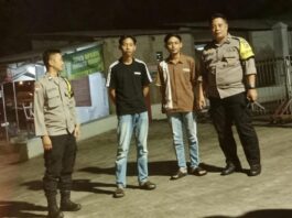 Sambang Warga Ciputat, Bhabinkamtibmas Polsek Ciawigebang Sampaikan Imbauan Kamtibmas Saat Patroli KRYD Malam