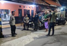 Patroli KRYD Malam Hari, Bhabinkamtibmas Polsek Ciawigebang Sampaikan Imbauan Kamtibmas kepada Warga Desa Kadurama