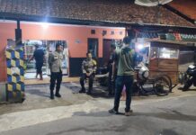 Jaga Kondusivitas Wilayah, Bhabinkamtibmas Polsek Ciawigebang Sampaikan Imbauan Kamtibmas kepada Warga Desa Kadurama Saat Patroli KRYD Malam Hari