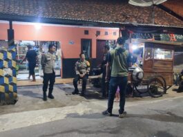 Jaga Kondusivitas Wilayah, Bhabinkamtibmas Polsek Ciawigebang Sampaikan Imbauan Kamtibmas kepada Warga Kadurama Saat Patroli KRYD Malam