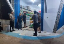 Patroli KRYD Malam Hari, Bhabinkamtibmas Polsek Ciawigebang Sambangi Toko di Desa Kadurama dan Sampaikan Imbauan Kamtibmas