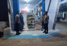 Patroli KRYD Malam Hari, Bhabinkamtibmas Polsek Ciawigebang Sambangi Toko di Desa Kadurama