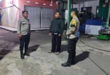 Patroli KRYD Malam Hari, Bhabinkamtibmas Polsek Ciawigebang Sambangi Penjaga Malam Toserba Fajar