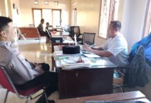 Bhabinkamtibmas Desa Sidaraja Pererat Kemitraan dengan Perangkat Desa Melalui Silaturahmi dan Koordinasi Kamtibmas