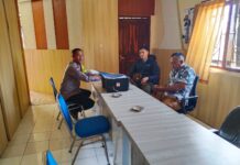 Bhabinkamtibmas Desa Mekarjaya Jalin Silaturahmi dan Koordinasi dengan Perangkat Desa Jaga Kamtibmas