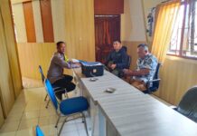 Bhabinkamtibmas Desa Mekarjaya Tingkatkan Silaturahmi dan Koordinasi Kamtibmas Bersama Perangkat Desa