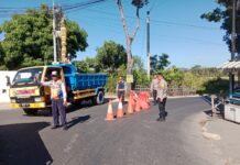 Jaga Keamanan dan Kelancaran Lalu Lintas, Anggota Polsek Ciawigebang Bersama Dishub Amankan Kegiatan Hajatan Pernikahan di Desa Kapandayan