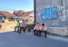 Polsek Ciawigebang Bersama Dishub dan Linmas Amankan Hajatan Pernikahan di Desa Kapandayan