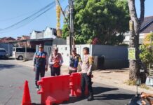 Ciptakan Kamseltibcarlantas, Anggota Polsek Ciawigebang Bersama Dishub Amankan Hajatan Pernikahan di Desa Kapandayan
