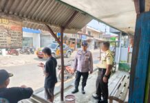 PERSONIL POLSEK SUBANG SAMBANGI WARGA SAMPAIKAN PESAN KAMTIBMAS.