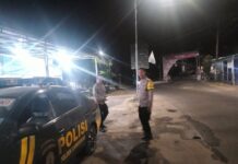 Patroli Malam Hari, Bhabinkamtibmas Polsek Ciawigebang Sambangi Desa Cihaur Antisipasi C3