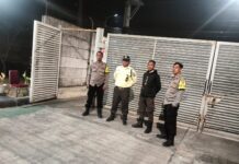 Patroli Malam Hari, Bhabinkamtibmas Polsek Ciawigebang Sambangi Satpam Gudang Wings, Perkuat Sinergi Jaga Keamanan Malam Hari