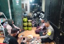 Bhabinkamtibmas Desa Karangkamulyan Intensifkan Sambang Malam Warga Binaan untuk Jaga Kondusivitas Kamtibmas