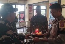 Momentum Hari Bhayangkara ke-80, Koramil Ciawigebang Kunjungi Polsek Ciawigebang dan Serahkan Cake Ulang Tahun