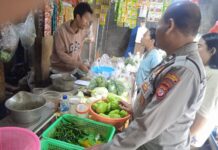 MELAKSANAKAN PATROLI WILAYAH KANIT BINMAS POLSEK KRAMATMULYA AJAK WARGA JAGA KEAMANAN LINGKUNGAN MELALUI SAMBANG HUMANIS