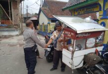 KANIT BINMAS POLSEK KRAMATMULYA LAKSANAKAN PATROLI WILAYAH AJAK WARGA JAGA KEAMANAN LINGKUNGAN MELALUI SAMBANG HUMANIS