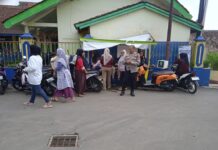 KANIT BINMAS POLSEK KRAMATMULYA RUTIN MELAKSANAKAN PATROLI WILAYAH AJAK WARGA JAGA KEAMANAN LINGKUNGAN MELALUI SAMBANG HUMANIS