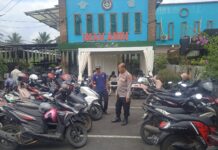 KANIT BINMAS POLSEK KRAMATMULYA SAMBANGI JURU PARKIR RM. IMAH AMIH AJAK JAGA KEAMANAN LINGKUNGAN MELALUI SAMBANG HUMANIS