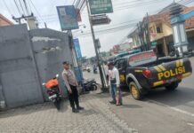 Patroli Siang Anggota Piket Polsek Kramatmulya, Antisipasi C3 dan Gangguan Kamtibmas Sambangi Juru Parkir Bank BRI Kramatmulya