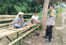 BHABINKAMTIBMAS DESA PAJAMBON POLSEK KRAMATMULYA SAMBANGI PENGUNJUNG OW AJAK JAGA KEAMANAN LINGKUNGAN MELALUI SAMBANG HUMANIS