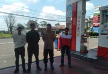 BHABINKAMTIBMAS DESA WIDARASARI POLSEK KRAMATMULYA SAMBANGI KARYAWAN SPBU AJAK WARGA JAGA KEAMANAN LINGKUNGAN MELALUI SAMBANG HUMANIS