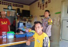 BHABINKAMTIBMAS DESA WIDARASARI POLSEK KRAMATMULYA SAMBANGI WARGA DESA BINAAN AJAK WARGA JAGA KEAMANAN LINGKUNGAN MELALUI SAMBANG HUMANIS