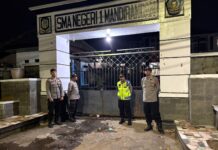 Saat Malam Memuncak, Kapolsek Mandirancan Bersama Personel Gabungan Amankan Sekolah dari Incaran Kriminal
