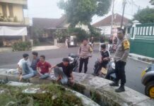 Personel Polsek Mandirancan Sambangi Lapangan Bola demi Ingatkan Bahaya Kenakalan Remaja