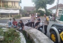 Unit Patroli Polsek Mandirancan Kobarkan Semangat Positif, Ajak Remaja Lapangan Bola Jadi Agen Perubahan Kamtibmas