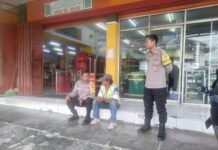 Tutup Celah Aksi Copet dan Premanisme, Personel Polsek Mandirancan Jalin Dialog Kamtibmas di Toserba Fajar