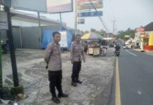 Hadir Hadapi Berbagai Ancaman Kejahatan Jalanan Personel Polsek Mandirancan Siaga di Simpang Tiga Pusat Gadai