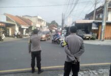 Siaga di Simpang Tiga Pusat Gadai, Aparat Polsek Mandirancan Amankan Arus Lalu Lintas Sore Hari