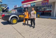 Patroli Siang Anggota Piket Polsek Kramatmulya, Antisipasi C3 dan Gangguan Kamtibmas Sambangi Juru Parkir Alfamart Desa Cilaja