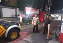 Patroli Malam Anggota Piket Polsek Kramatmulya, Antisipasi C3 dan Gangguan Kamtibmas Sambangi Security SPBU Desa Cilowa