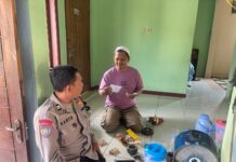 Bhabinkamtibmas Polsek Kramatmulya Sambangi Tokoh Agama Desa Cikubangsari