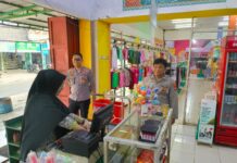 Deteksi Dini Kerawanan Menjelang Tutup Toko: Personel Polsek Mandirancan Perkuat Sistem Keamanan Karyawan Toserba Fajar