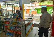 Sinergi Keamanan Digital dan Fisik: Langkah Ka SPKT 2 Polsek Mandirancan Edukasi Karyawan Toserba Fajar Terhadap Modus Penipuan Baru