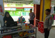 Mengawal Kedamaian Hari Libur: Aksi Nyata Ka SPKT 2 Polsek Mandirancan Aiptu Juro Jaga Kenyamanan Konsumen Toserba Fajar