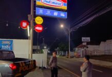 Ronda Kamtibmas di Jalanan Sepi: Aksi Nyata Ka SPKT 2 Polsek Mandirancan Aiptu Juro Mengawal Terangnya Minimarket di Tengah Malam