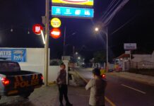 Membentengi Lini Luar Toko Modern: Kesiapsiagaan Ka SPKT 2 Polsek Mandirancan Aiptu Juro Antisipasi Curanmor di Minimarket