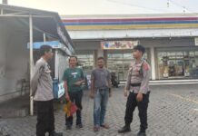 Sentuhan Humanis Ka SPKT 3 Polsek Mandirancan di Indomaret, Cegah Calo dan Premanisme