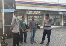Tutup Celah Kriminalitas, Ka SPKT 3 Polsek Mandirancan Perketat Pengamanan Wilayah Ritel