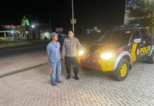 Piket Polsek Kramatmulya Melaksanakan Patroli Malam, Antisipasi C3 dan Gangguan Kamtibmas Sambangi Juru Parkir Alfamart Desa Cilaja.