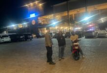 Piket Polsek Kramatmulya Melaksanakan Patroli Malam, Antisipasi C3 dan Gangguan Kamtibmas Sambangi Warga Masyarakat Desa Cilaja