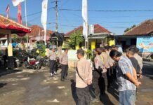 Kesiapan Tempur Pelayanan Publik, Kapolsek Mandirancan Pimpin Pengecekan Pasukan di Halaman Mako
