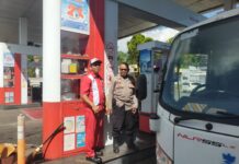 .Piket Polsek Kramatmulya Melaksanakan Patroli Siang, Antisipasi C3 dan Gangguan Kamtibmas Sambangi Security SPBU Desa Cilowa.
